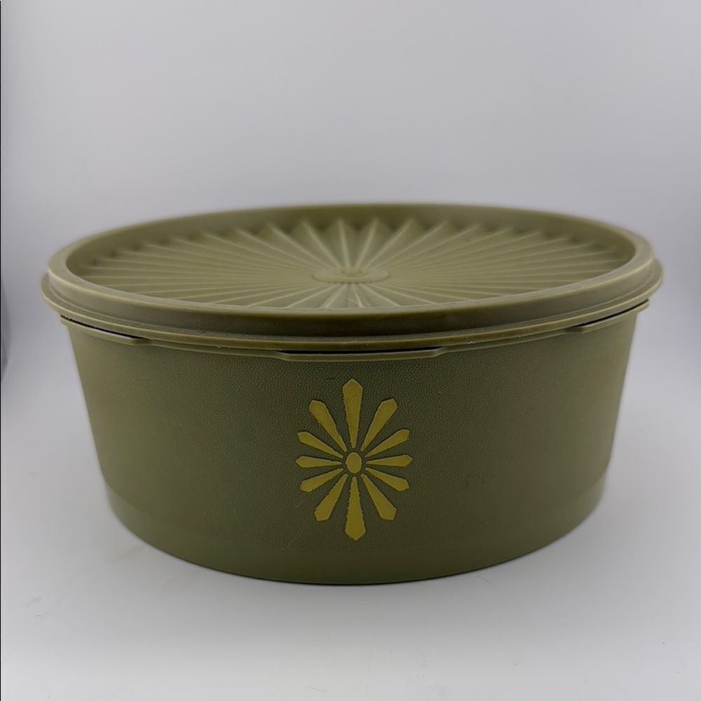 Vintage Tupperware Servelier Round Storage Container Avocado Green Starburst EUC